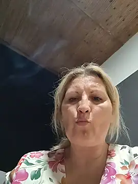 Snapshot of Divineblond chatting on April 2026 06:22:01 PM Divineblond online show from April 2026 06:22:01 PM