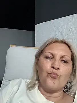Snapshot of Divineblond chatting on April 2026 06:21:02 PM Divineblond online show from April 2026 06:21:02 PM