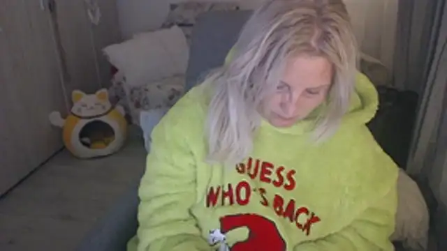 Snapshot of Divineblond chatting on April 2026 06:25:01 PM Divineblond online show from April 2026 06:25:01 PM