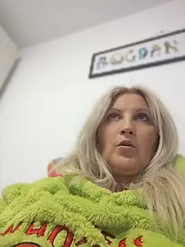 Snapshot of Divineblond chatting on April 2026 06:25:01 PM Divineblond online show from April 2026 06:25:01 PM