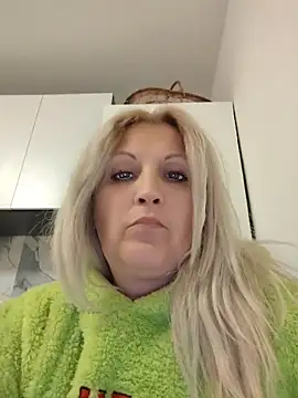 Snapshot of Divineblond chatting on May 2026 07:22:02 PM Divineblond online show from May 2026 07:22:02 PM