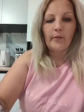 Snapshot of Divineblond chatting on May 2026 08:47:02 PM Divineblond online show from May 2026 08:47:02 PM