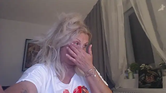 Snapshot of Divineblond chatting on May 2026 11:43:01 PM Divineblond online show from May 2026 11:43:01 PM