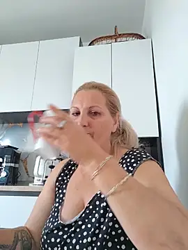 Snapshot of Divineblond chatting on May 2026 03:18:02 PM Divineblond online show from May 2026 03:18:02 PM