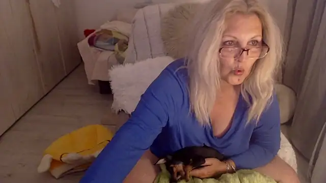 Snapshot of Divineblond chatting on May 2026 02:19:01 AM Divineblond online show from May 2026 02:19:01 AM