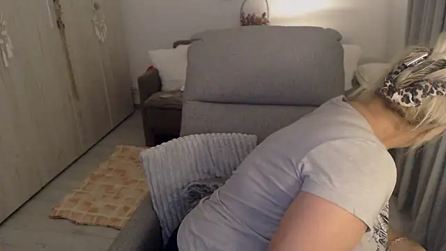 Snapshot of Divineblond chatting on May 2026 07:09:02 PM Divineblond online show from May 2026 07:09:02 PM