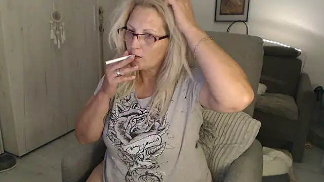Snapshot of Divineblond chatting on May 2026 11:35:02 PM Divineblond online show from May 2026 11:35:02 PM