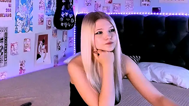 LunariaFox online show from May 2026 02:57:01 PM