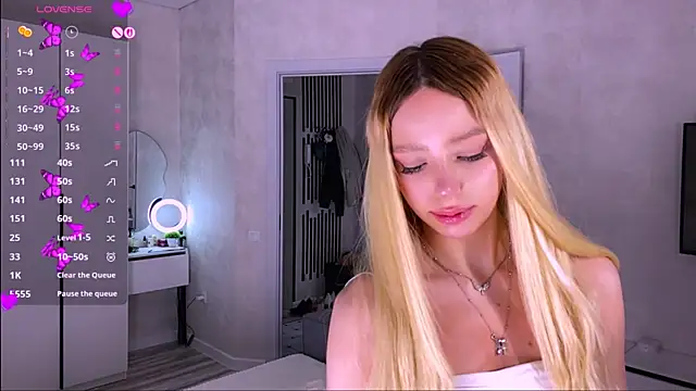 Mooniesiesita online show from July 2026 07:45:01 PM