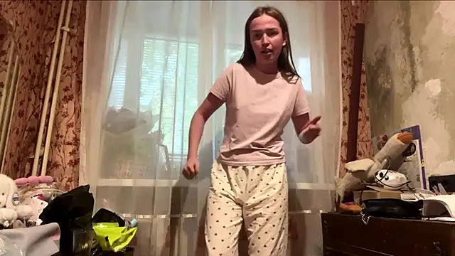 Chloooee online show from May 2026 04:22:02 PM