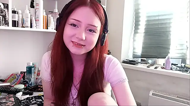Snapshot of em0emily chatting on June 2026 04:19:02 PM em0emily online show from June 2026 04:19:02 PM