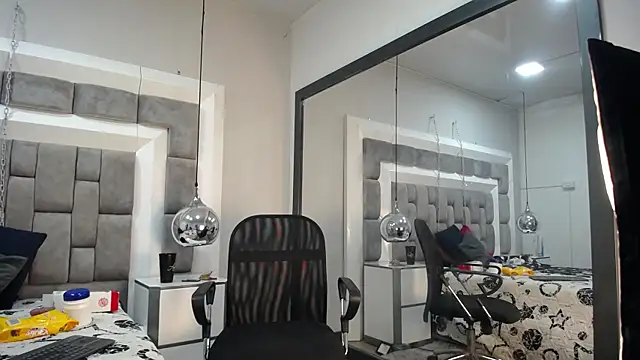 Lucie Red online show from June 2026 07:39:01 PM