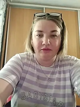 Snapshot of MiyaOlliver chatting on June 2026 03:51:02 PM MiyaOlliver online show from June 2026 03:51:02 PM