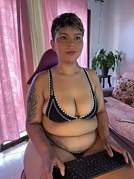 A CURVY HOT online show from May 2026 01:18:02 PM