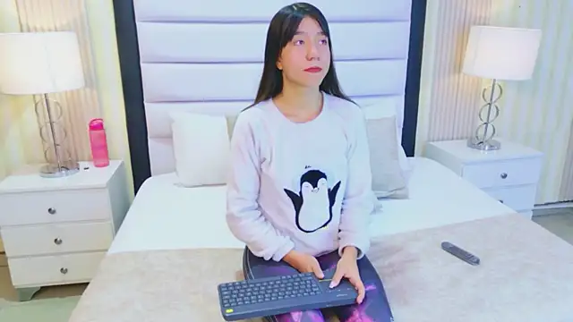 Snapshot of VioletSweetts chatting on May 2026 04:15:01 PM VioletSweetts online show from May 2026 04:15:01 PM