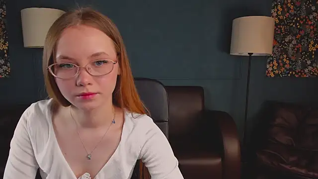 FloraLarsson online show from May 2026 03:44:01 AM