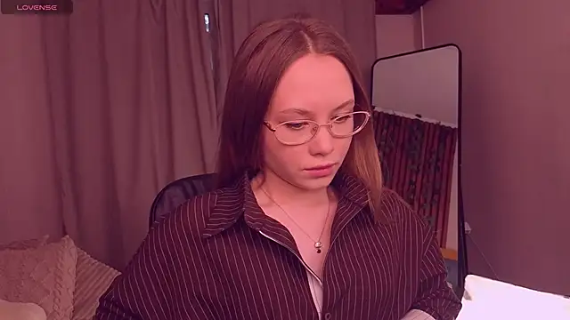 Snapshot of FloraLarsson chatting on May 2026 10:22:02 AM FloraLarsson online show from May 2026 10:22:02 AM