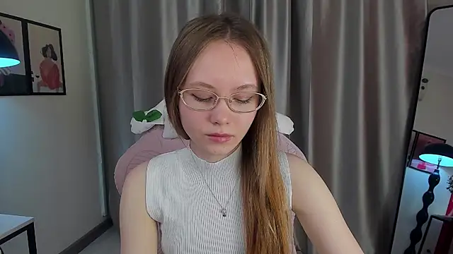 Snapshot of FloraLarsson chatting on May 2026 03:46:02 AM FloraLarsson online show from May 2026 03:46:02 AM