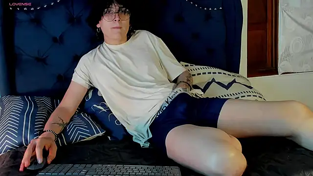 Stolas  online show from May 2026 01:44:01 AM