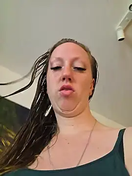 Snapshot of SweetGermanAlina chatting on June 2026 08:20:01 AM SweetGermanAlina online show from June 2026 08:20:01 AM