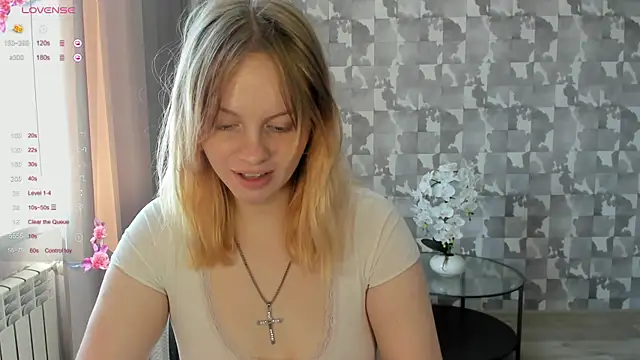 Snapshot of L_aura chatting on May 2026 07:13:01 AM L aura online show from May 2026 07:13:01 AM