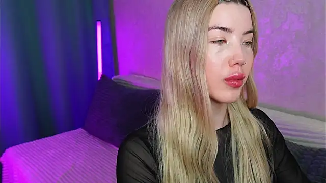 LindaThackerr online show from May 2026 10:09:02 AM