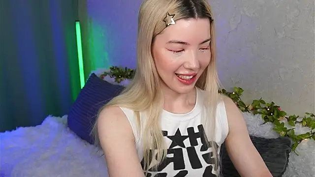 LindaThackerr online show from May 2026 04:19:01 AM