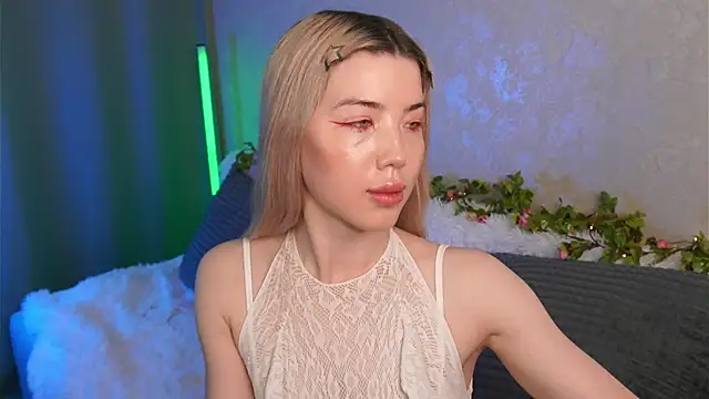 LindaThackerr online show from May 2026 04:18:02 AM