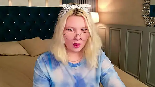 Snapshot of Cassey_Well chatting on July 2026 04:48:02 PM Cassey Well online show from July 2026 04:48:02 PM