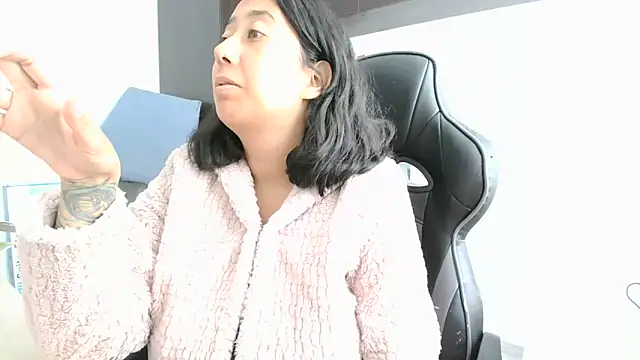 saramaSS online show from June 2026 07:38:02 PM