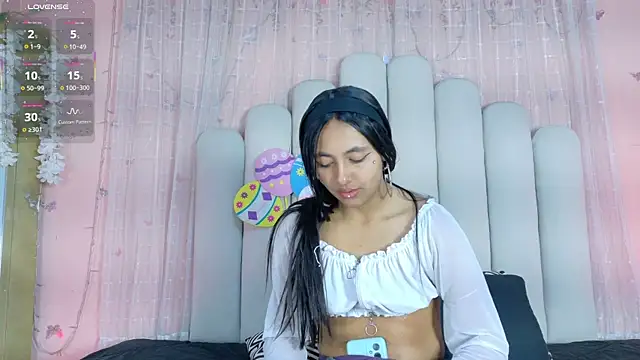 Hollyyqueen  online show from June 2026 08:08:01 PM