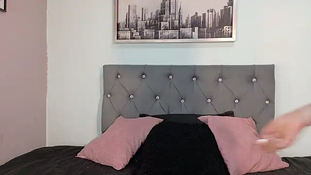 Hollyyqueen  online show from July 2026 09:06:02 PM