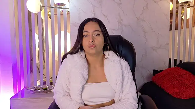 Hollyyqueen  online show from July 2026 11:34:01 PM