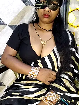 Juli 80 online show from May 2026 07:43:01 PM