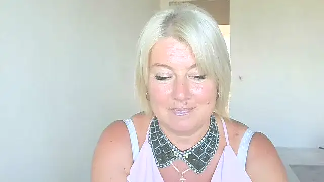 MollyyJoyy online show from July 2026 01:04:02 PM