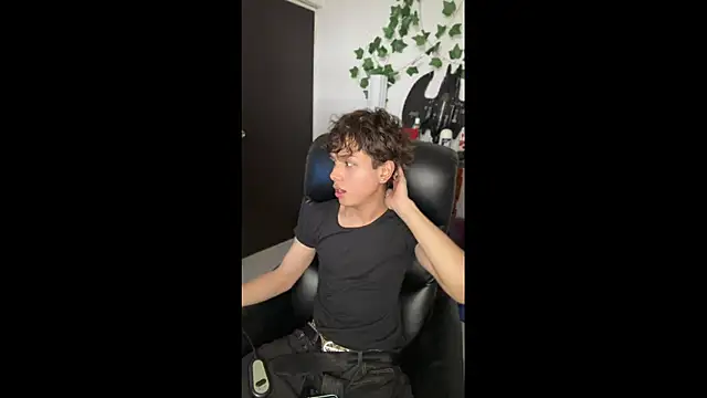 Snapshot of DanteSaint chatting on June 2026 05:59:01 PM DanteSaint online show from June 2026 05:59:01 PM