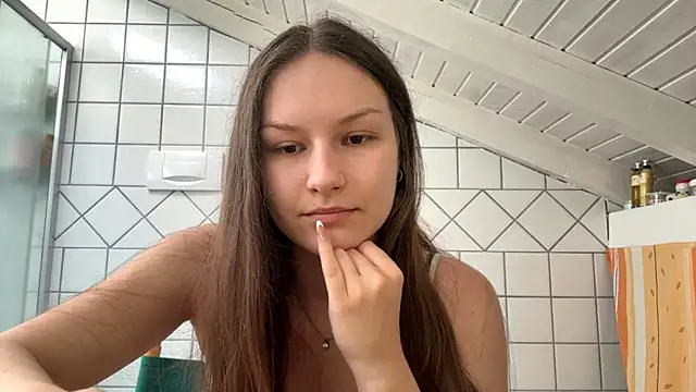 ShaylaChong online show from July 2026 07:02:02 AM