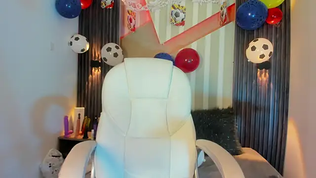MadisonYoung000 online show from June 2026 01:17:02 PM