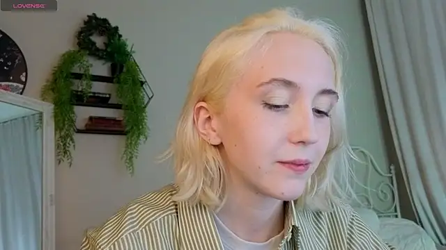 Elen  Moore online show from May 2026 04:16:01 PM