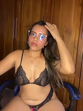 Estrella em online show from May 2026 09:00:01 PM