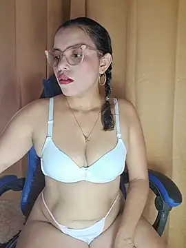 Estrella em online show from July 2026 09:43:02 PM