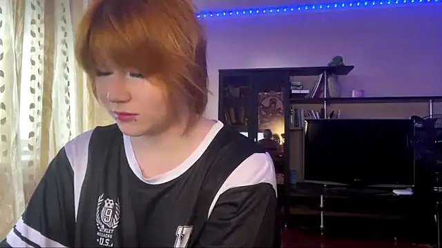 Snapshot of HelloKinki chatting on June 2026 04:51:01 PM HelloKinki online show from June 2026 04:51:01 PM