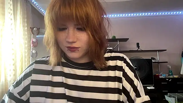 Snapshot of HelloKinki chatting on June 2026 03:42:02 PM HelloKinki online show from June 2026 03:42:02 PM
