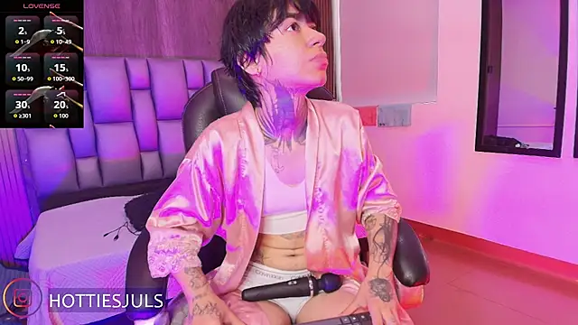 hottiesjuls online show from June 2026 04:00:02 PM
