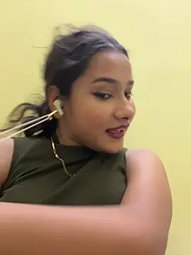 Snapshot of Yalina_ chatting on June 2026 08:31:02 PM Yalina online show from June 2026 08:31:02 PM
