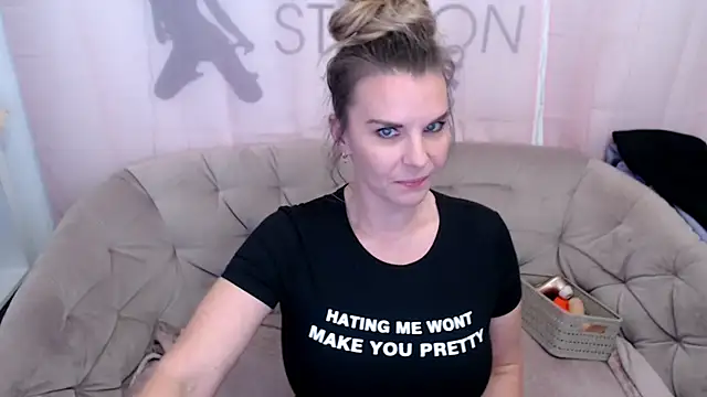 Snapshot of AischePervers chatting on November 2025 07:25:01 PM AischePervers online show from November 2025 07:25:01 PM