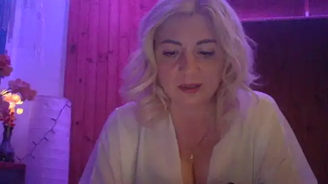 Snapshot of LunaaKiss chatting on June 2026 10:11:02 PM LunaaKiss online show from June 2026 10:11:02 PM