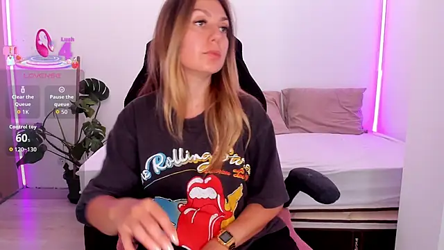 Snapshot of LindaWhite_ chatting on September 2025 04:08:02 PM LindaWhite online show from September 2025 04:08:02 PM