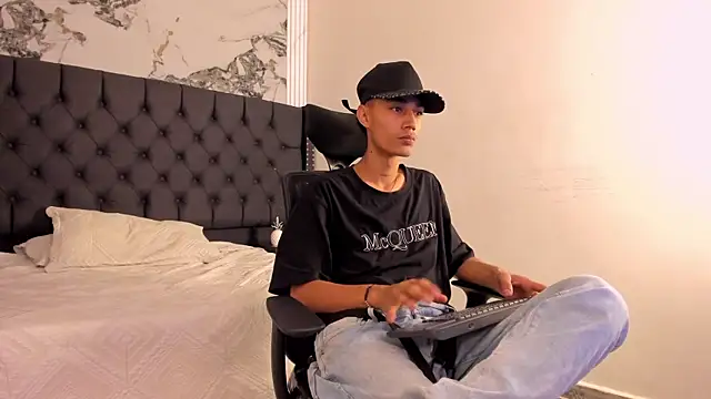 LucasJhonson  online show from June 2026 04:34:01 AM