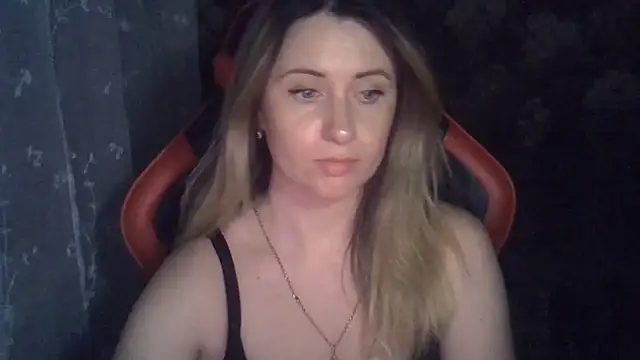 KiraKisskis online show from May 2026 06:38:01 PM